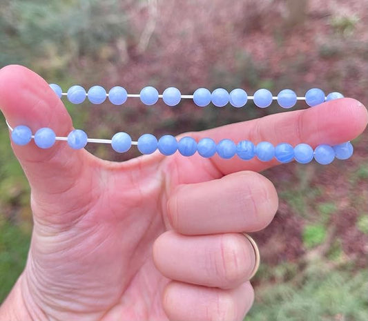 Bracelet Calcédoine Bleue – Pierre Naturelle 6MM – Une pierre reconnue pour favoriser l’apaisement et une communication sereine.