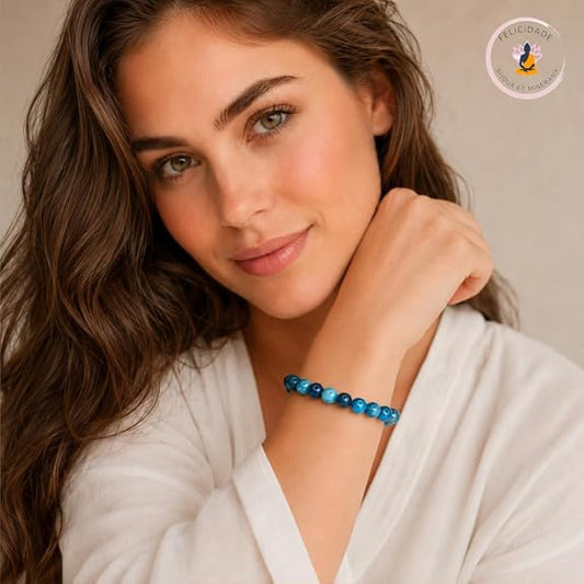 Bracelet Felicidade en apatite naturelle 8 mm porté par une femme
