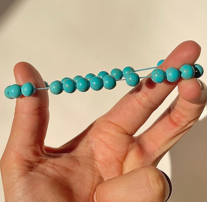 Détail des perles turquoise de 8 mm et du montage élastique