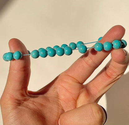 Détail des perles turquoise de 8 mm et du montage élastique