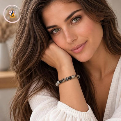 Bracelet Felicidade en agate du Botswana naturelle 8 mm porté par une femme – lifestyle