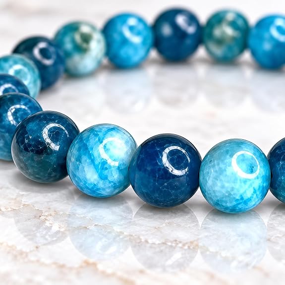 Gros plan des perles d’apatite naturelle 8 mm du bracelet Felicidade
