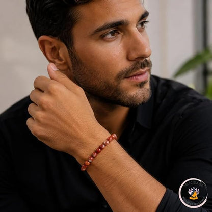 Bracelet Felicidade en jaspe rouge naturel 8 mm porté par un homme
