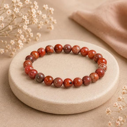 Bracelet Felicidade en jaspe rouge naturel 8 mm en mise en scène minérale