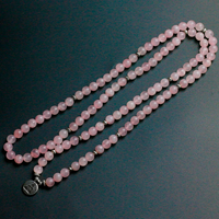 "Le mala de 108 perles en quartz rose : l'outil de méditation ultime pour renforcer votre pratique spirituelle"